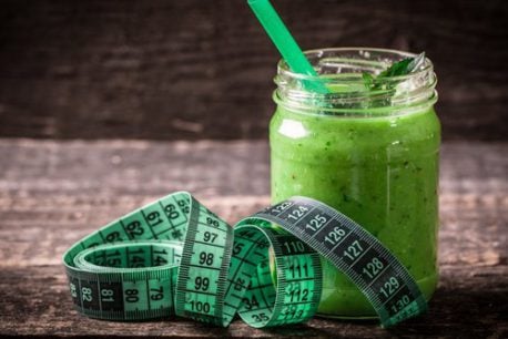 Adelgaza rápido con esta bebida agua de coco, apio y limón