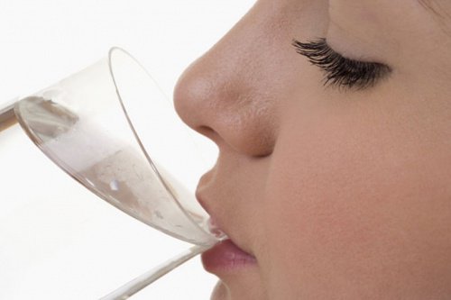 8 señales que te envía tu cuerpo cuando no estás bebiendo suficiente agua
