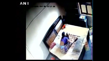(Video) Sospechaba que su esposa maltrataba al bebé, así que puso una cámara oculta y lo que descubrió le rompió el alma