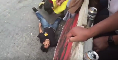 (+18 Video) Brutales imágenes de toro que se ensaña con borracho corneándole el cuello