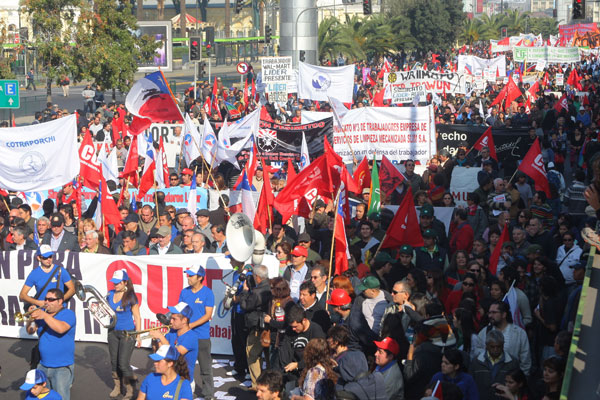 Estudio de Fundación Sol: la mitad de los trabajadores chilenos gana menos de 350 mil pesos