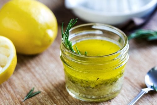 Mezcla zumo de limón con aceite de oliva y obtén maravillosos beneficios