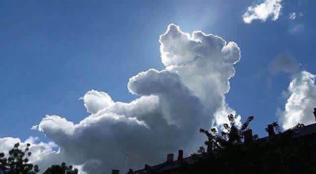 Winnie Pooh gigantesco aparece entre las nubes en un evento de caridad para niños