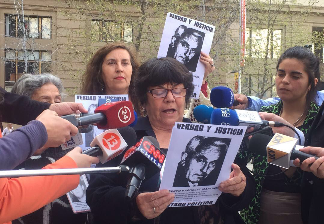 Familiares de ejecutados políticos llegaron hasta La Moneda para exigir cumplimiento de compromisos