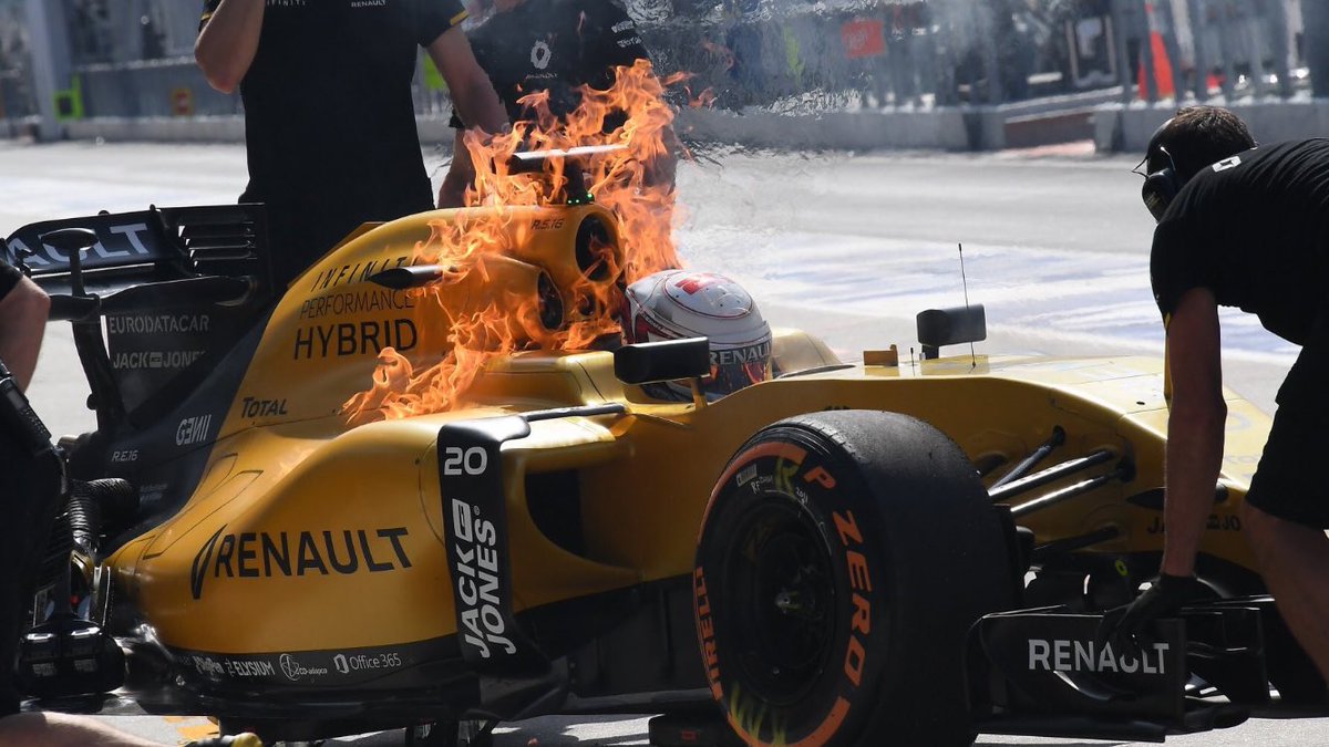 Espectacular incendio del Renault de Magnussen en Sepang