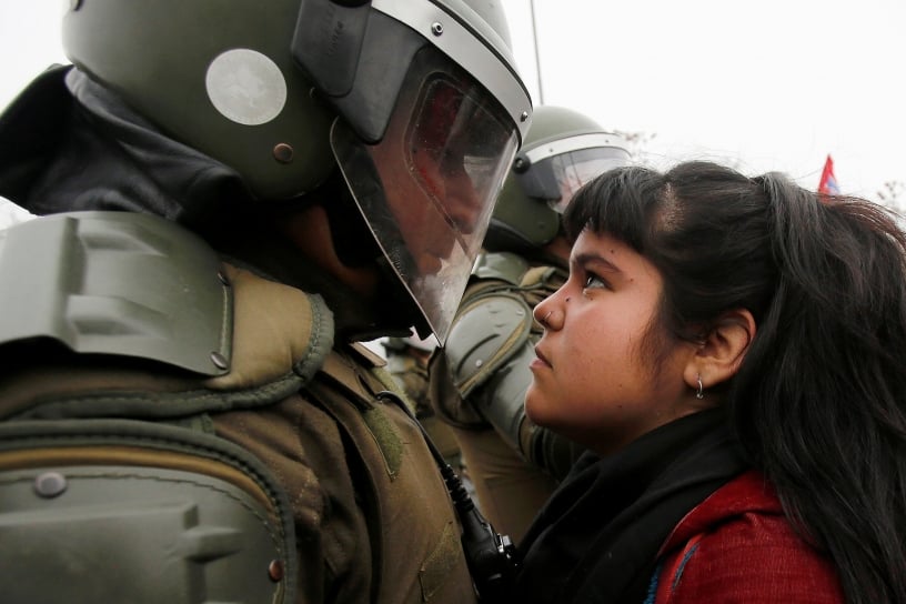 La desafiante imagen de una manifestante chilena que recorrió el mundo