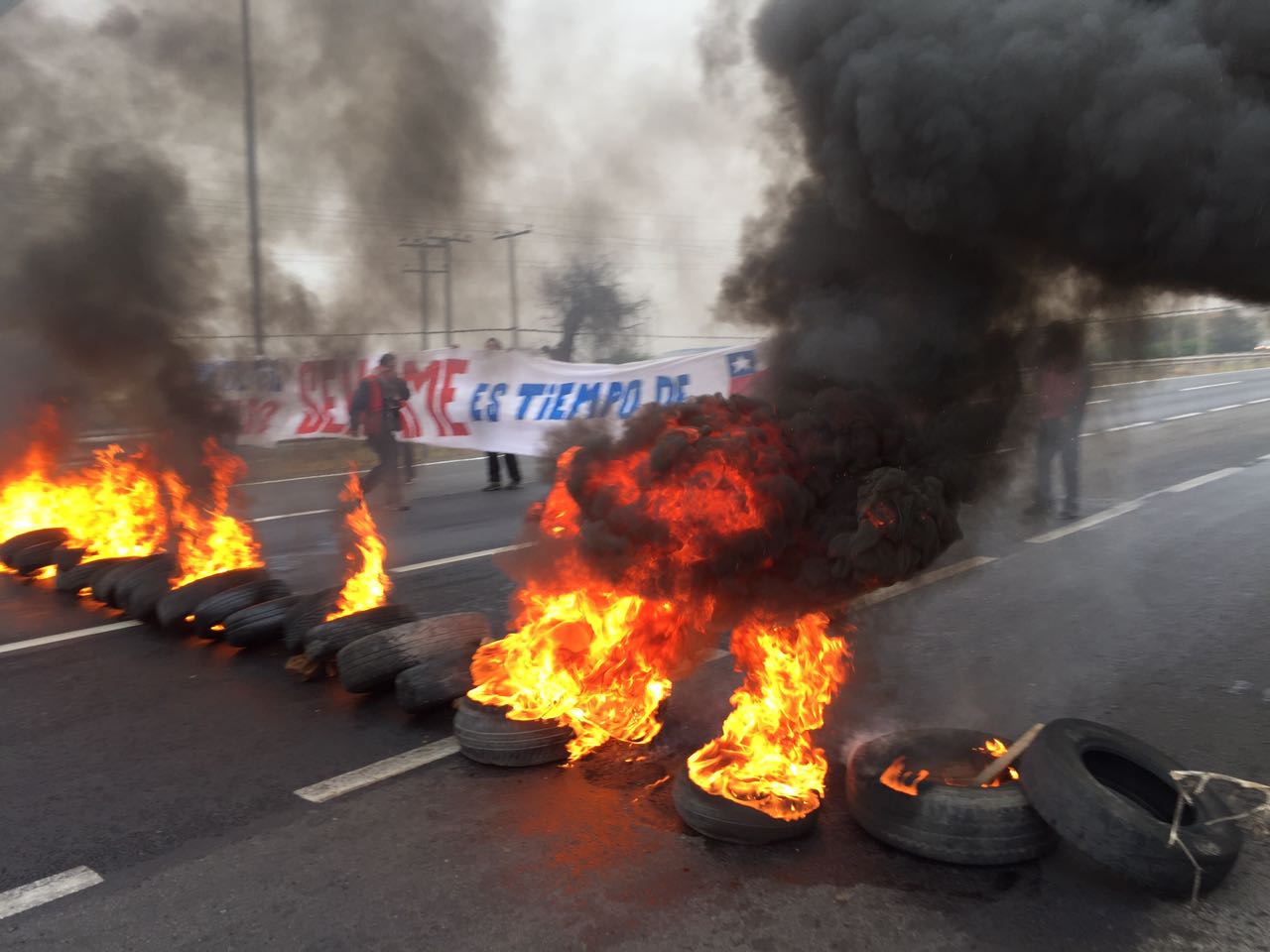 Trabajadores del Centro Til Til del Sename levantaron barricadas en Ruta 5 Norte