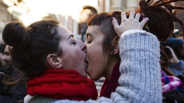 Valparaíso: Realizan besatón lésbica en las afueras del Congreso