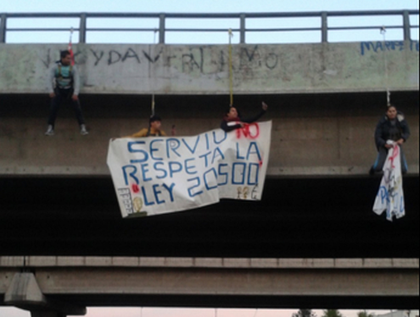 Deudores habitacionales se cuelgan desde puente para protestar contra el Serviu