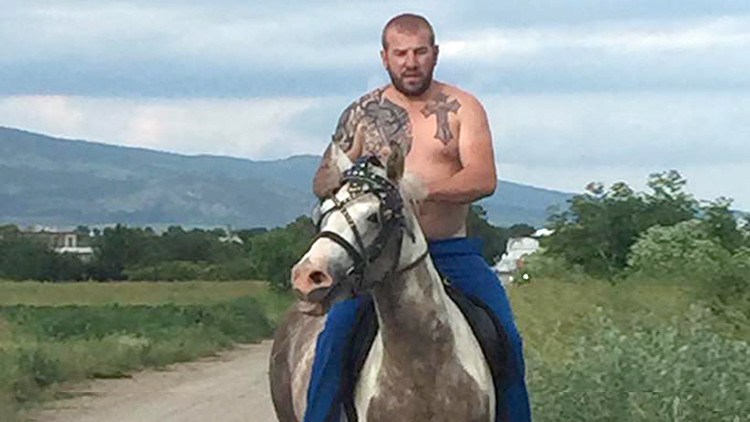 Ofrecen 50 mil dólares por la cabeza del búlgaro que caza inmigrantes a caballo