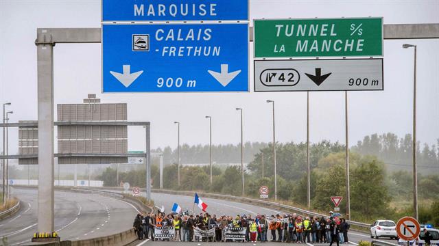 Gran Bretaña: Gobierno construirá muro para detener paso de refugiados por el Canal de la Mancha