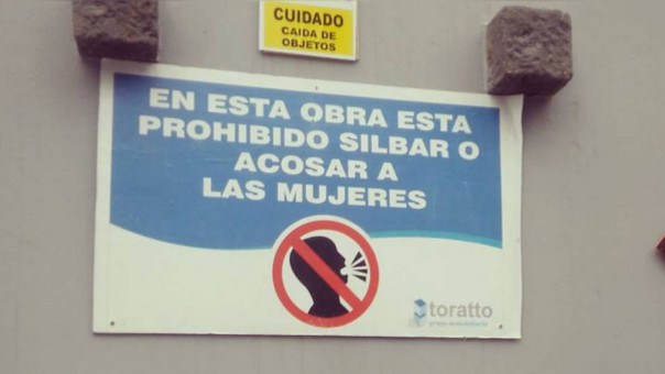 Constructora peruana prohíbe a sus trabajadores gritar y acosar a mujeres