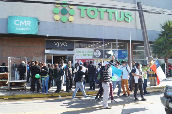 Trabajadores de Tottus comienzan las Fiestas Patrias en huelga y sin aguinaldos ni quincena