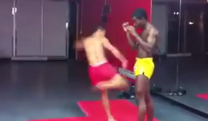 (Video) Imagen chocante: Profesor de kick boxing le parte la pierna a amigo sin querer