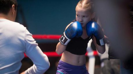 El brutal entrenamiento de una niña que puede romper árboles con sus puños