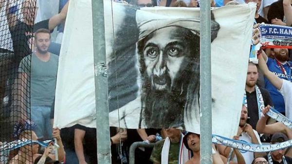 Ultras de un equipo alemán lucieron una bandera con el rostro de Osama Bin Laden