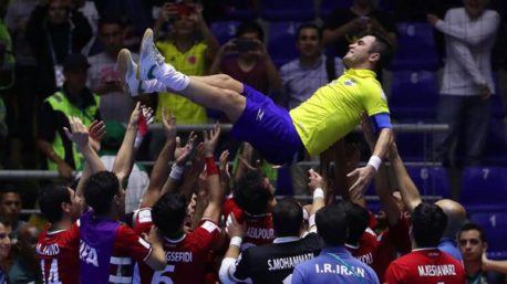 El conmovedor homenaje de los jugadores de Irán a Falcao, la leyenda del futsal