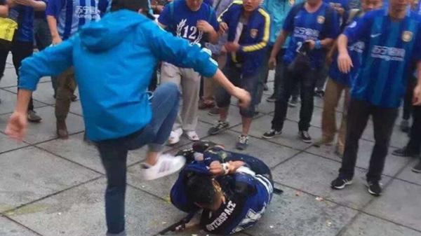 Violencia en el fútbol chino: patadas, golpes y huevazos