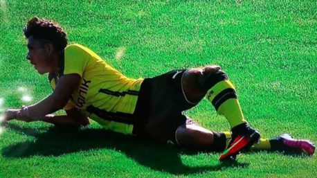 video: La escalofriante fractura que sufrió un futbolista de 18 años en Europa