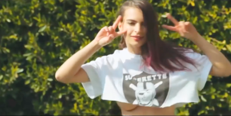 Este es el vídeo en que Emily Ratajkowski hace un nuevo topless