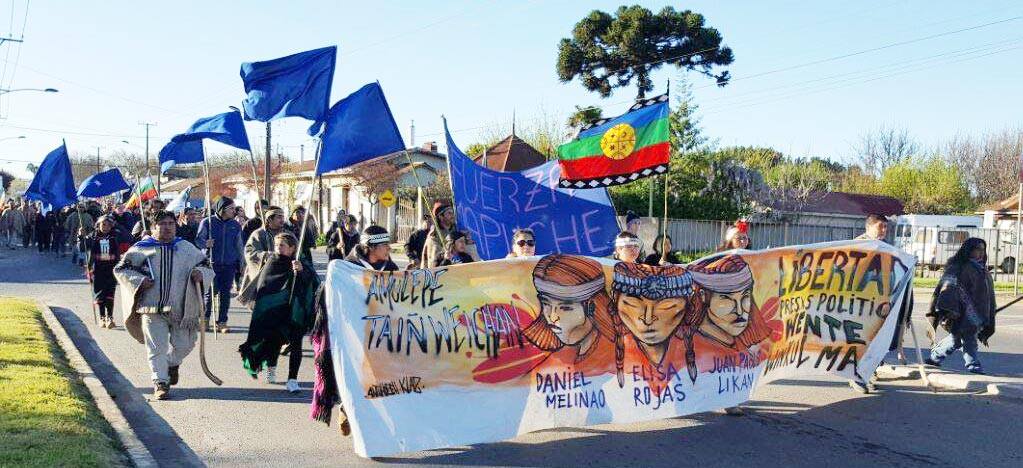 Masiva marcha en apoyo a presos políticos mapuche que enfrentan juicio en Angol