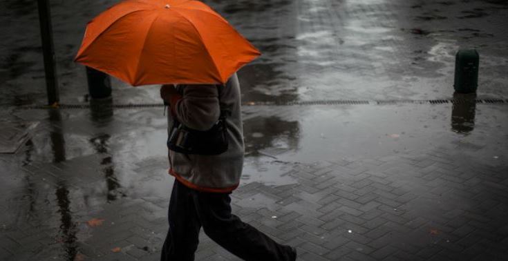 Llueve en Santiago: Se registran cortes de luz y lenta operación del Metro