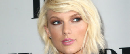 Este hombre le miró el trasero a Taylor Swift y así han reaccionado las redes