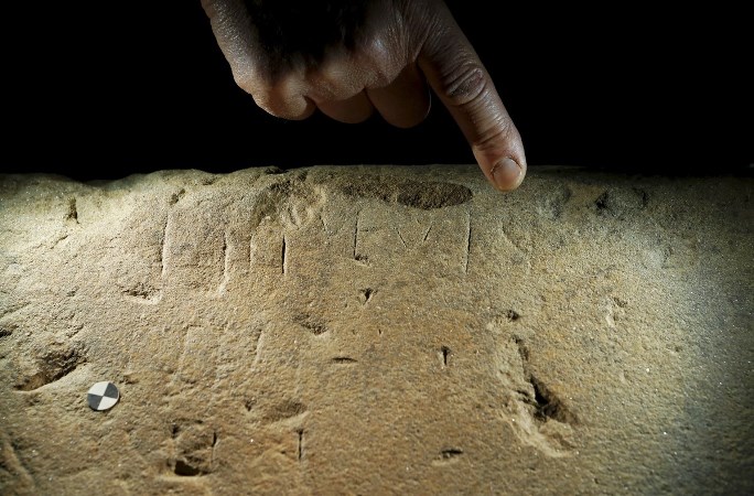 Descubren en Italia una piedra con inscripciones etruscas del siglo VI a.C.