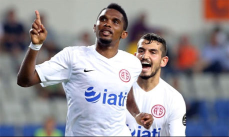 Samuel Eto’o publicó una imagen contra el racismo en Instagram y su club lo suspendió