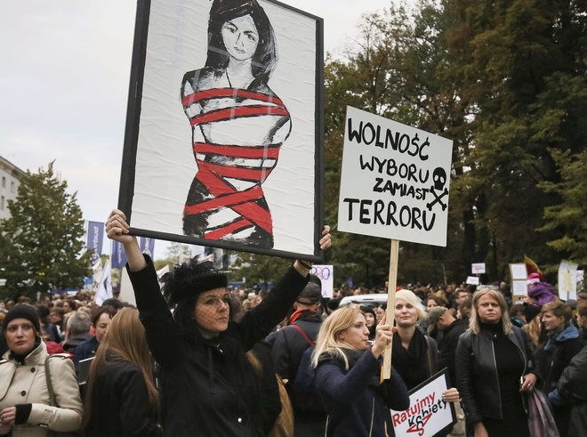 Mujeres en Polonia protestaron de luto contra el veto al aborto