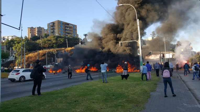 «Ley Longueira»: Con barricadas pescadores artesanales protestan en Valparaíso