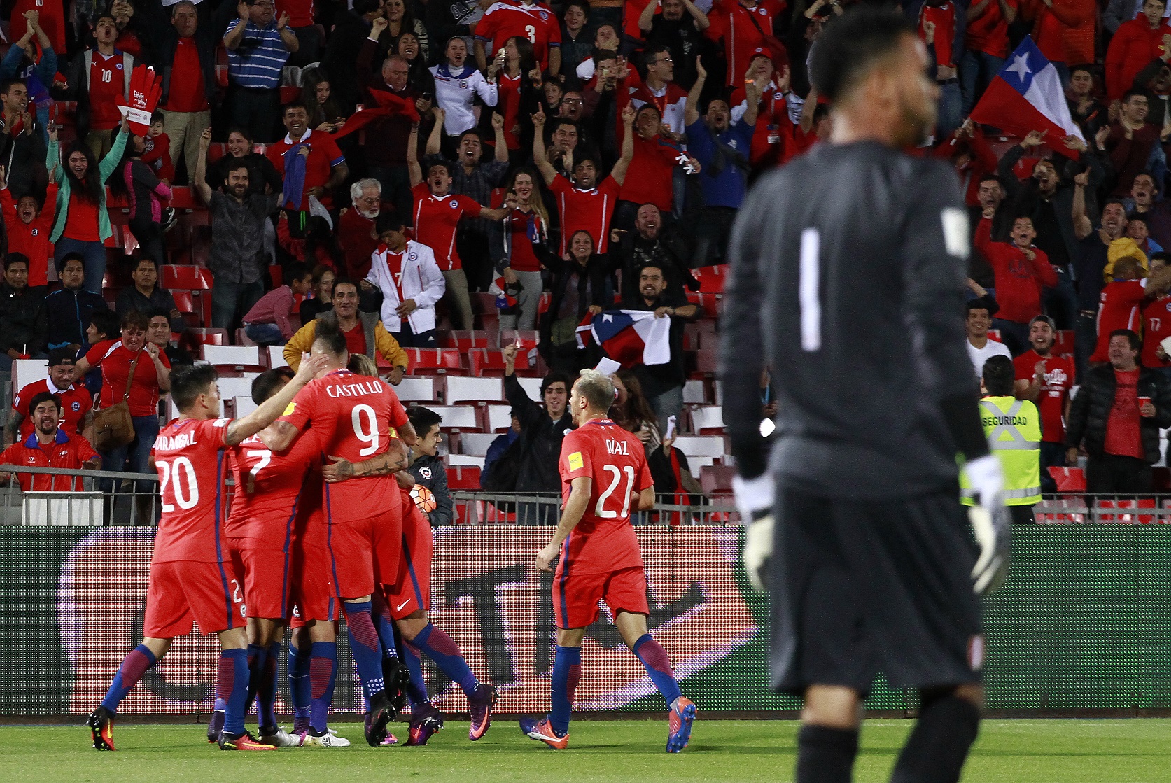 Arturo Vidal pone a Chile otra vez en carrera por un cupo al mundial: 2 a 1 ante Perú.