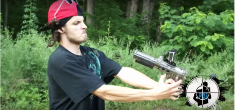 Este tipo se disparó a quemarropa en la cara con una pistola de paintball y le pasó esto (VIDEO)
