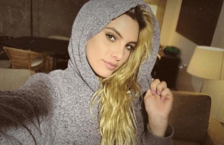 Venezolana se desnuda «completica» en videoclip de Blink 182