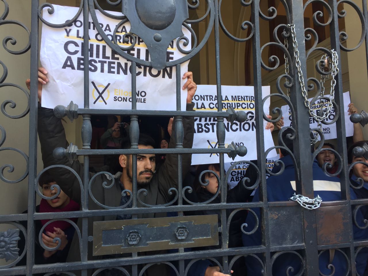 Estudiantes se toman Municipalidad de Santiago y llaman a no votar en elecciones municipales