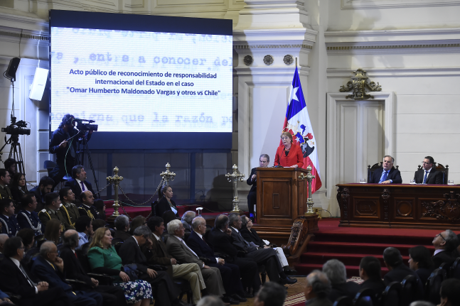 Bachelet asiste a acto reparatorio por ex oficiales FACH que dijeron no al régimen de Pinochet