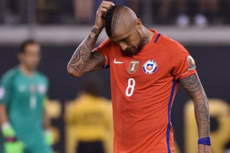 Vidal enciende las alarmas: Lesión del tobillo ante Perú lo dejaría casi un mes fuera de las canchas