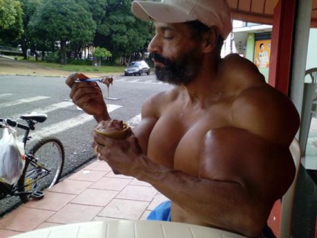 Brasileño se inyecta aceite para parecerse a Hulk y romper un récord