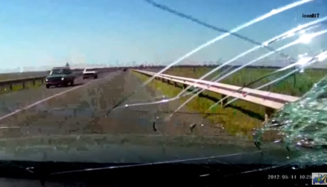 (+18 Video) Ladrillo «fantasma» rompe el parabrisas y mata a una mujer