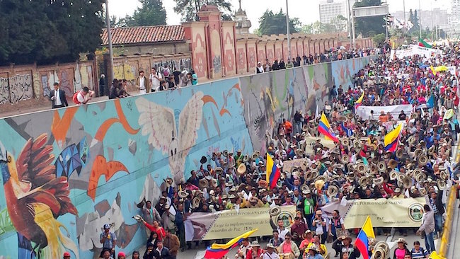 Colombia: ‘Marcha de las flores’ convoca a miles de personas a favor de la paz