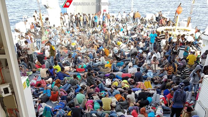 Otra tragedia récord: Más de 10.000 migrantes rescatados en 48h en el Mediterráneo