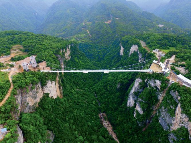 China inaugurará un puente de vidrio que será el más alto y largo del mundo