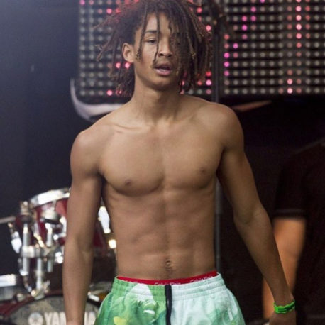 Ex Karate Kid se desnuda en instagram y las redes sociales explotan