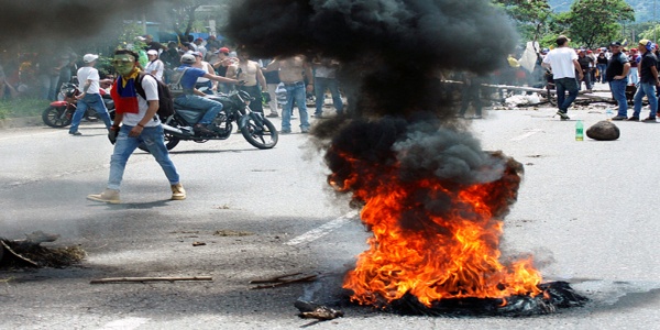 Sigue la violencia en Venezuela: joven es quemado «por parecer chavista»