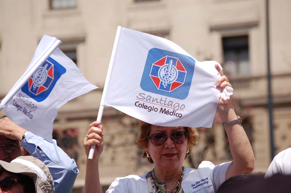 Colegio Médico llega a La Moneda en apoyo a funcionarios públicos: Piden a Bachelet «inmediata solución» al conflicto