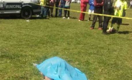 Un futbolista recibió una tarjeta roja, mató al árbitro de un cabezazo y se fugó