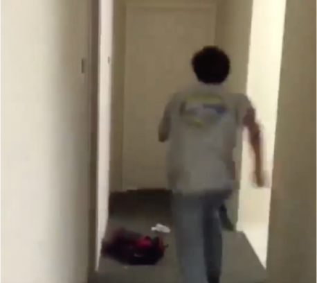 Él quiso sorprender a su pareja en una fiesta, pero se encontró que estaba más que acompañada
