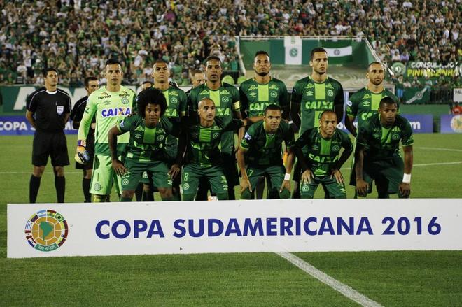Avión con equipo brasileño que viajaba a la final de la Sudamericana se estrelló: 76 muertos