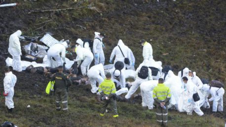 GALERÍA: Las imágenes más dolorosas: Así fue el rescate de los cuerpos tras la tragedia de Chapecoense