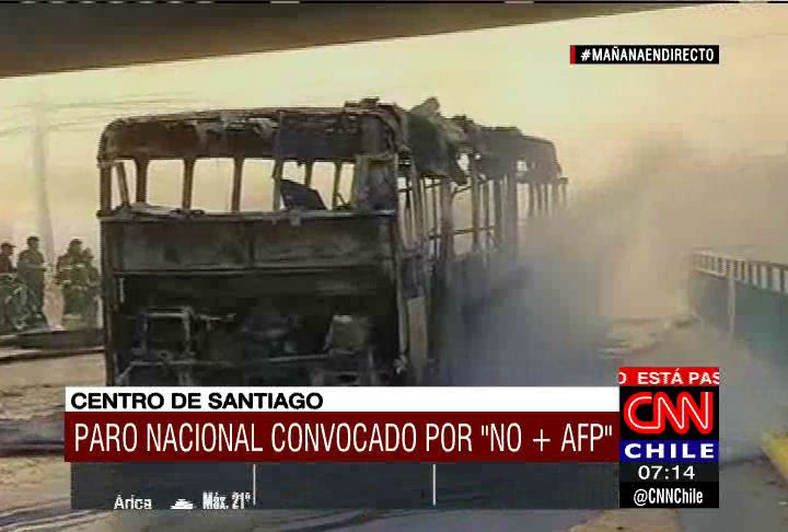 Periodista de Canal 13 responsabilizó erróneamente a encapuchados de quema de un bus